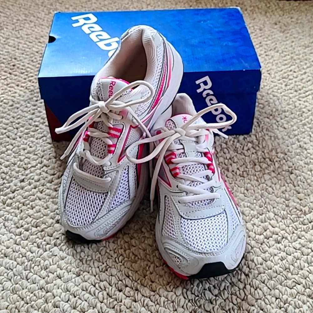 8 Reebok sneakers white pink, breast cancer awareness